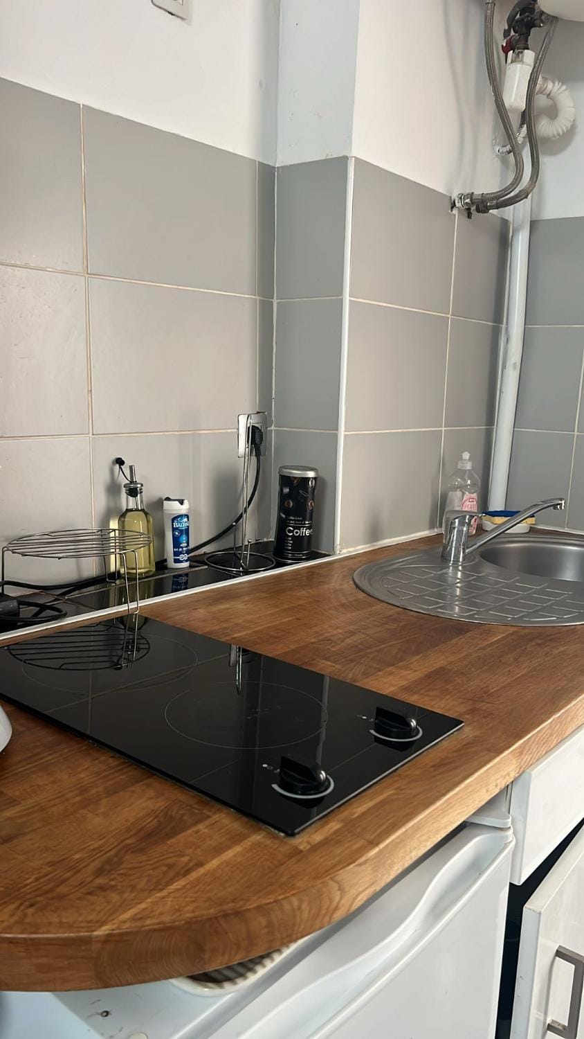 Studio Cosy climatisé 50 mètres de la gare 5 mn du centre 10 mn des plages Apartment in Occitanie