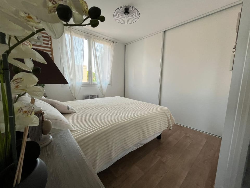 Bed, Photo of the whole room, Bedroom, wardrobe