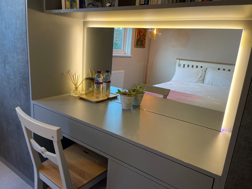 Bed, Bedroom, hair dresser