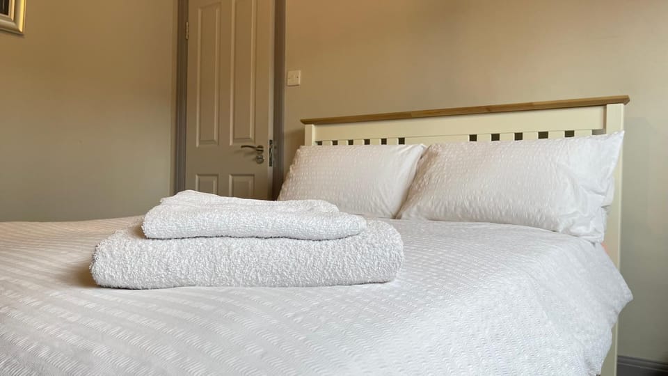 Bed, Photo of the whole room, Bedroom, towels