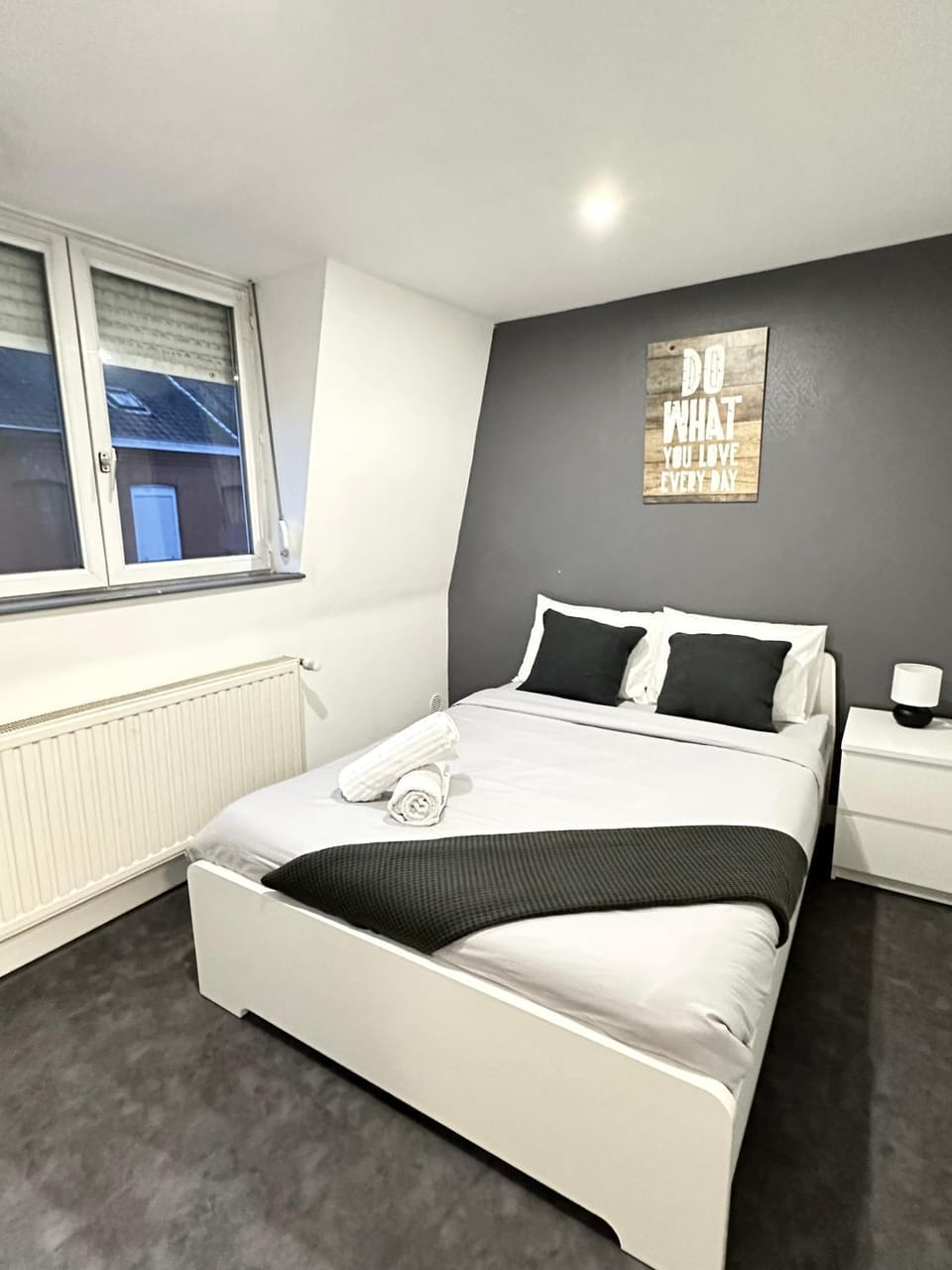 Bed, Photo of the whole room, Bedroom