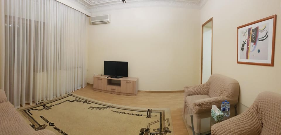 Communal lounge/ TV room, TV and multimedia, Living room, Seating area, air conditioner