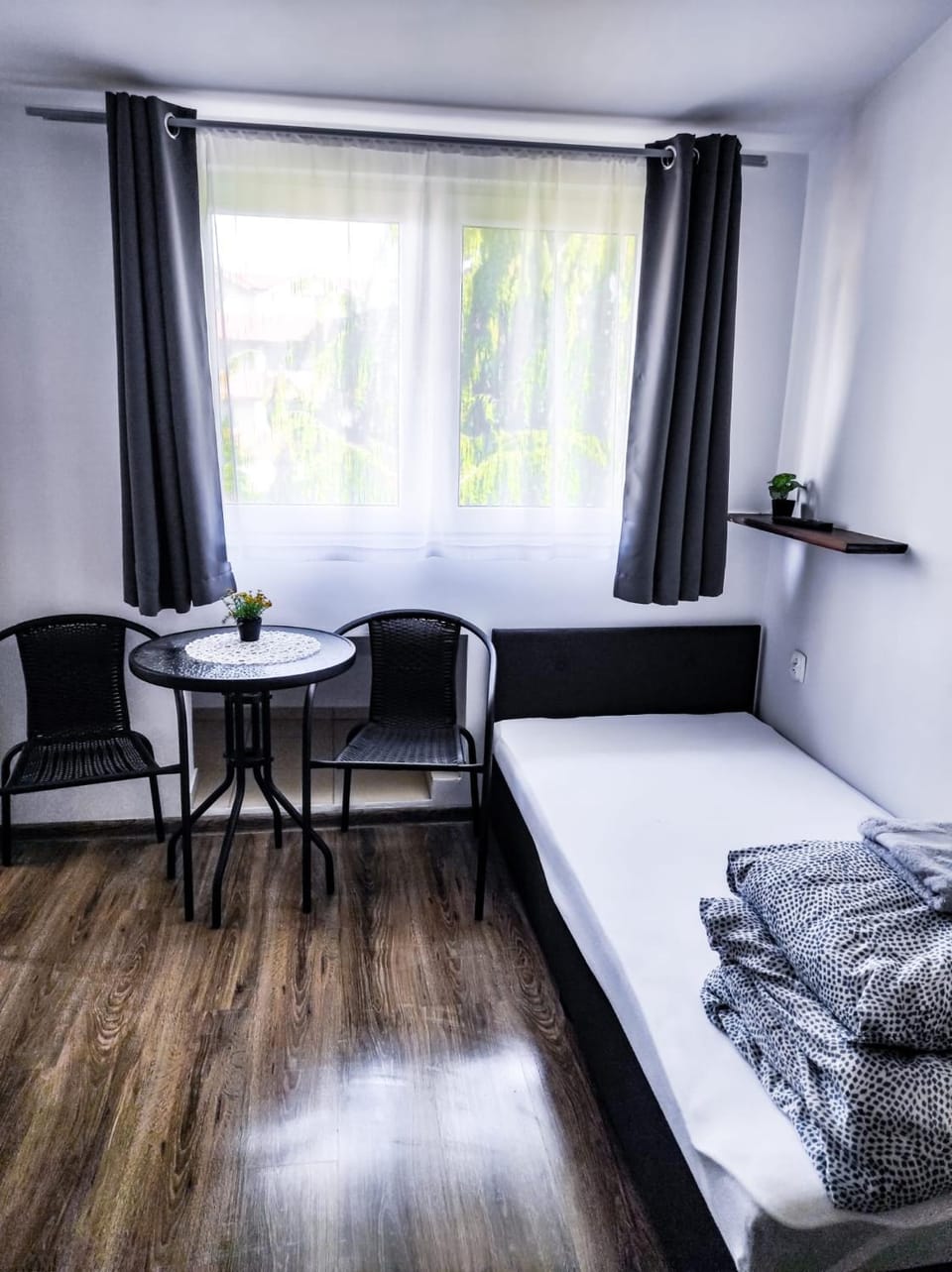 Bed, Photo of the whole room, Seating area, Bedroom