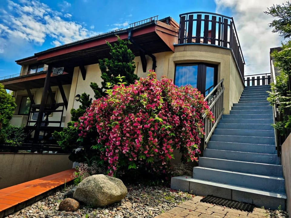 Property building, Facade/entrance, Day