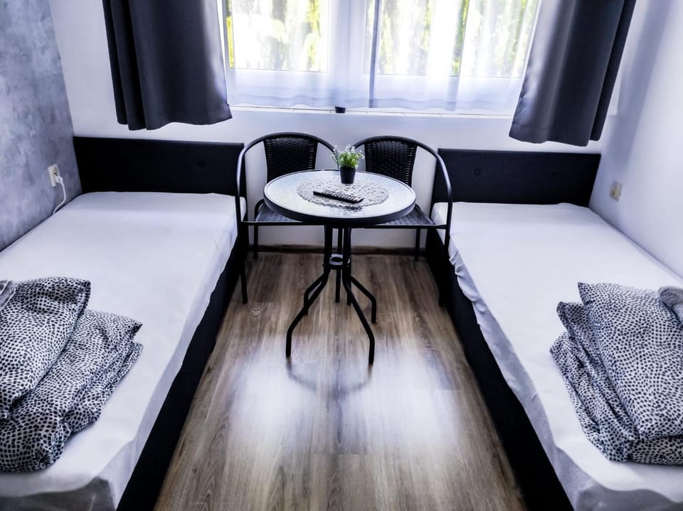 Bed, Photo of the whole room, Seating area, Bedroom