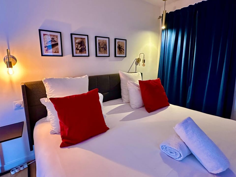 Bed, Night, Living room, Photo of the whole room, Decorative detail, Decorative detail, Bedroom, towels