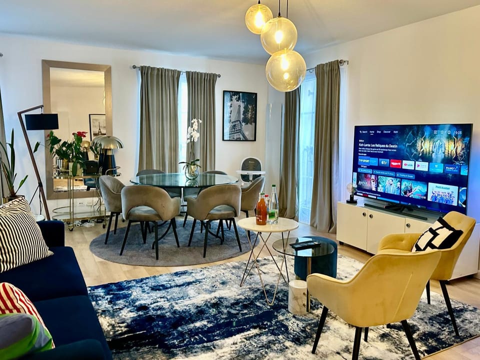 Communal lounge/ TV room, TV and multimedia, Living room, Lounge or bar, Decorative detail, Decorative detail, Dining area, Family, Family, Family