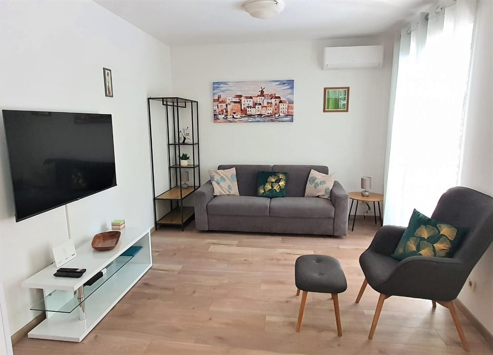 Communal lounge/ TV room, Living room, Bedroom