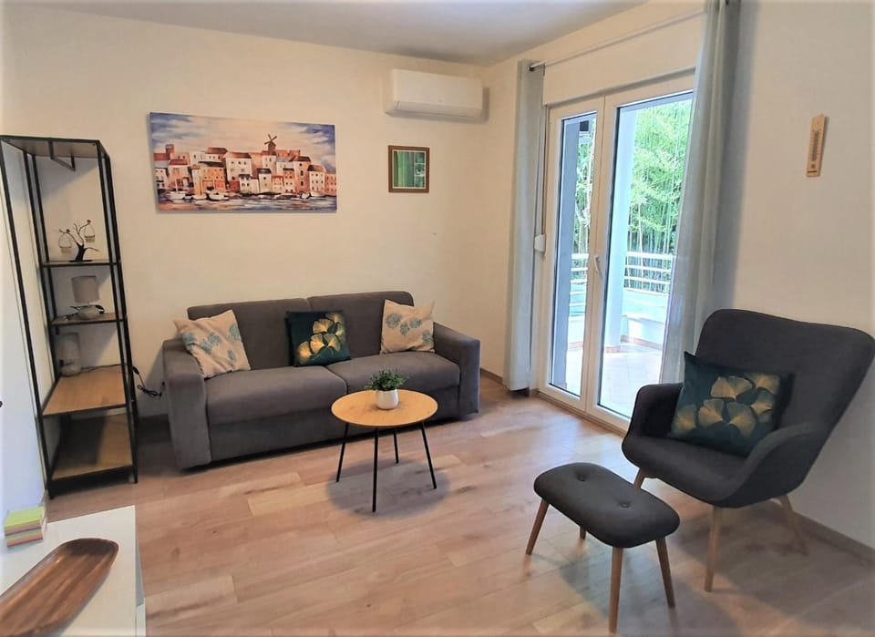 Living room, Garden view