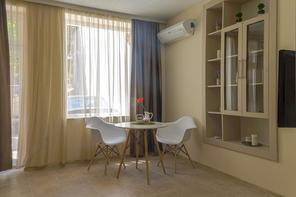 TV and multimedia, Living room, Seating area, Dining area, air conditioner