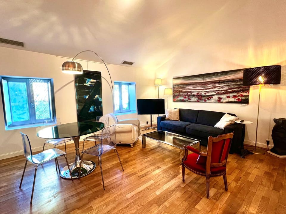 TV and multimedia, Living room, Seating area, Dining area