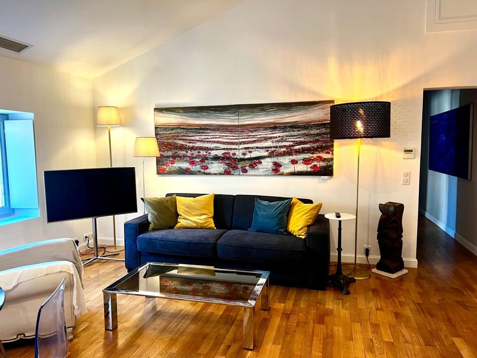 TV and multimedia, Seating area