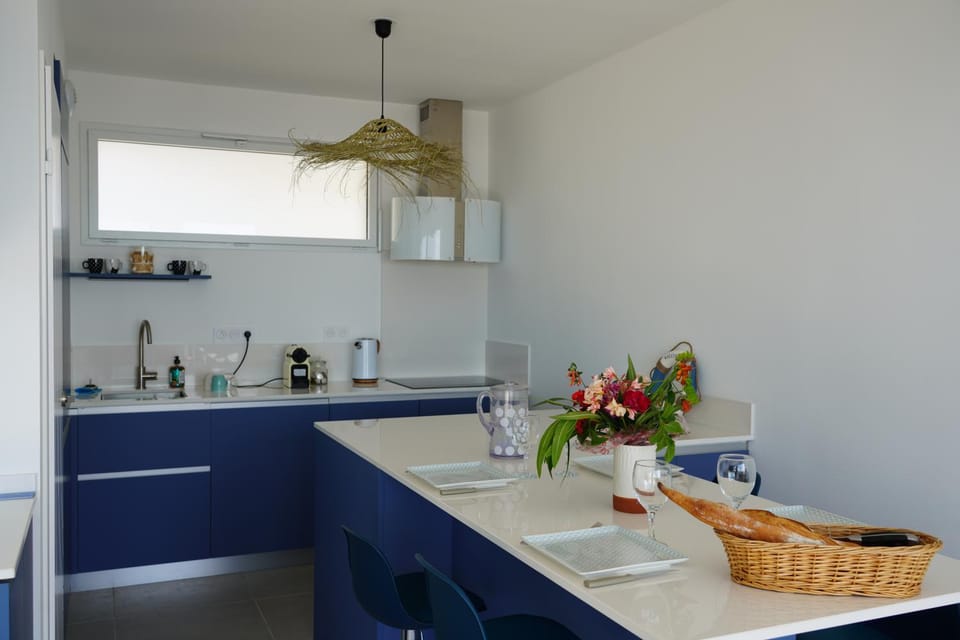 Kitchen or kitchenette, Food and drinks, Dining area