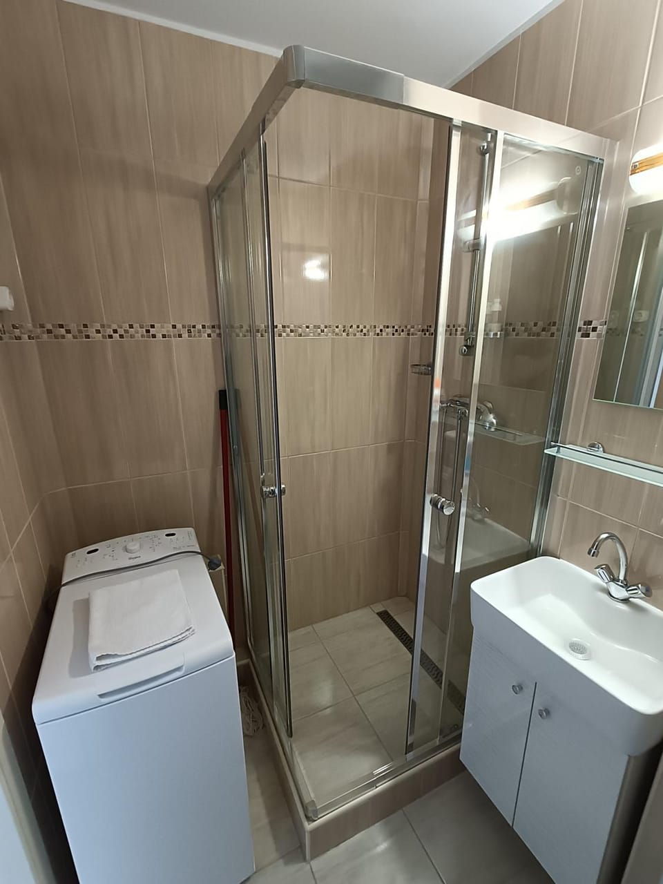 Shower, Toilet, Bathroom, towels, washing machine