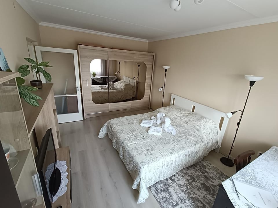 Bed, TV and multimedia, Bedroom, towels, wardrobe