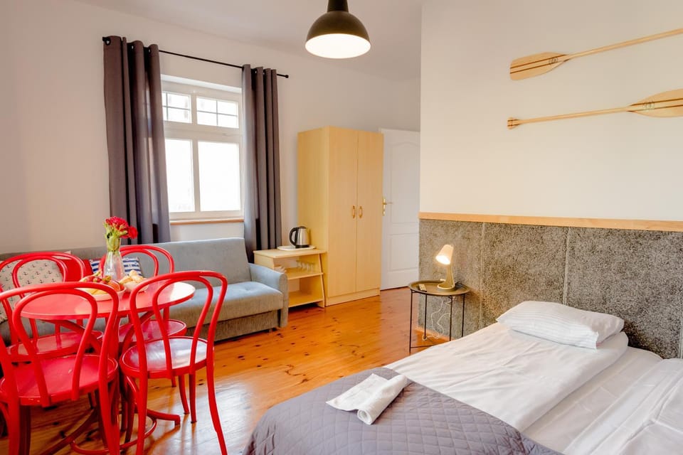 Bed, Photo of the whole room, Seating area, Bedroom
