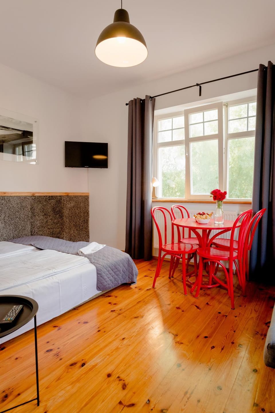 Bed, TV and multimedia, Photo of the whole room, Seating area, Dining area