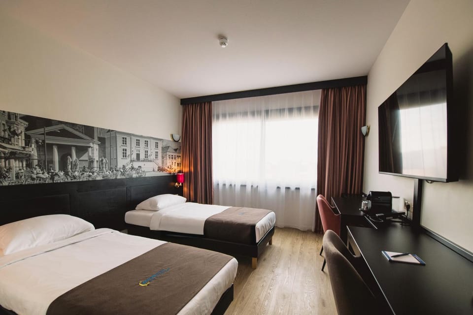Bed, TV and multimedia, Bedroom