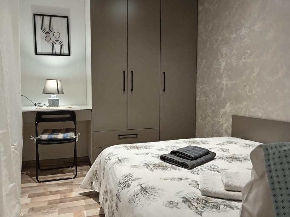 Photo of the whole room, Bedroom, furniture, towels