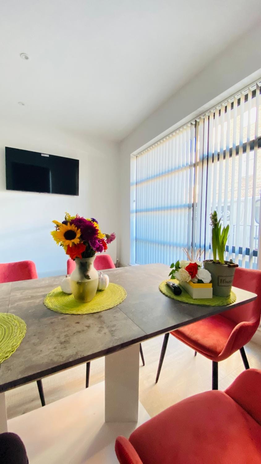 Communal lounge/ TV room, TV and multimedia, Living room, Seating area, Dining area, Evening entertainment, kitchen