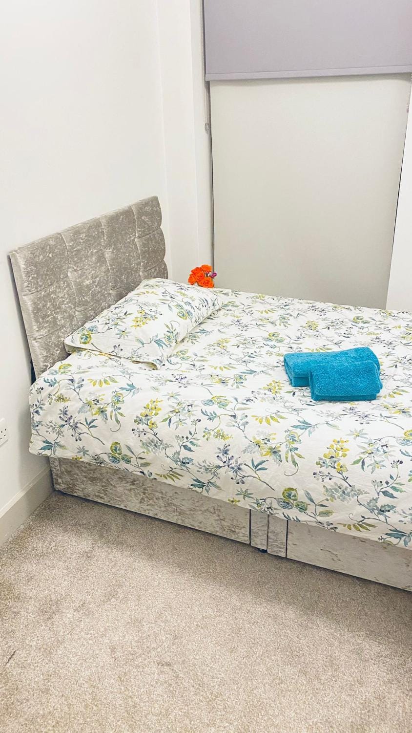 Bed, Photo of the whole room, Bedroom, towels