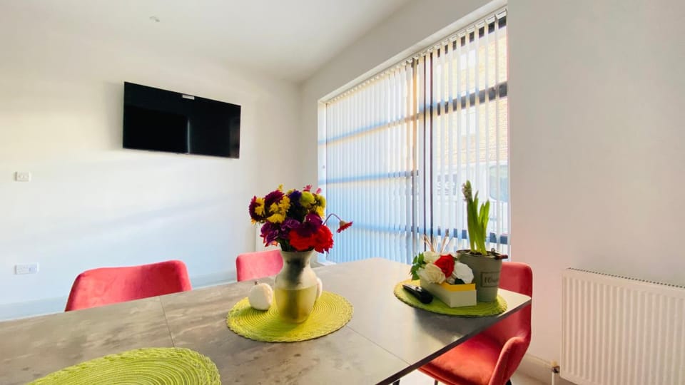 TV and multimedia, Living room, Seating area, Dining area