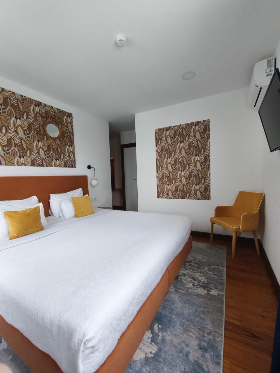 Bed, TV and multimedia, Photo of the whole room, Bedroom, air conditioner