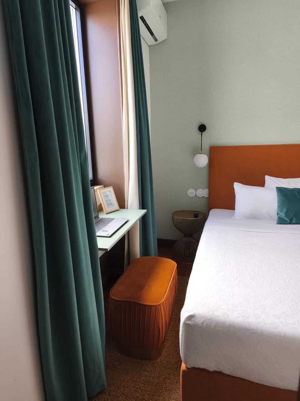 Bed, Photo of the whole room, Seating area, Bedroom, air conditioner