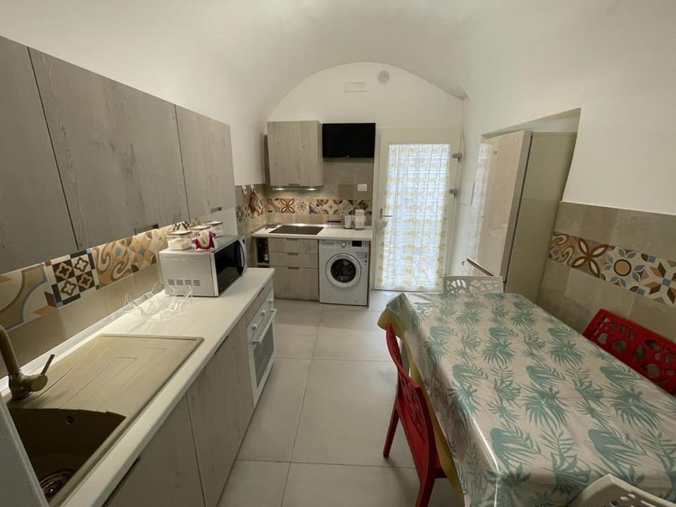 Kitchen or kitchenette, Photo of the whole room, Dining area, minibar, stove, washing machine