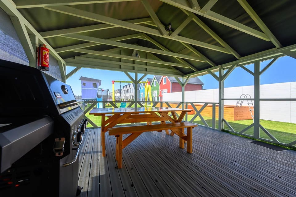 Communal lounge/ TV room, BBQ facilities, Evening entertainment