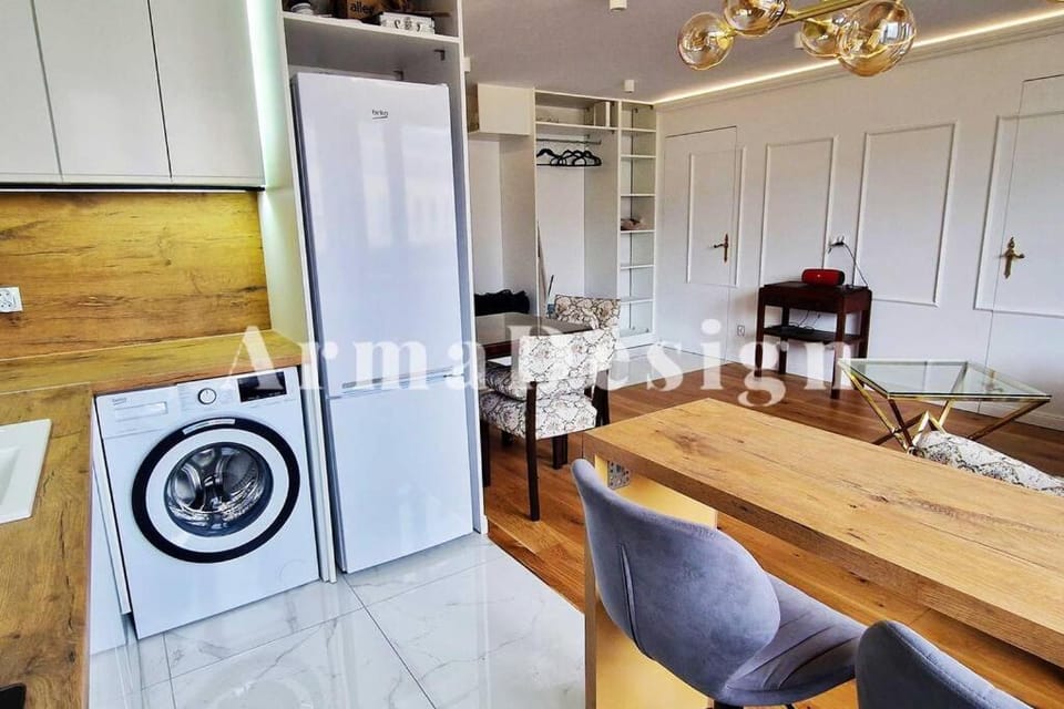 Kitchen or kitchenette, Seating area, washing machine
