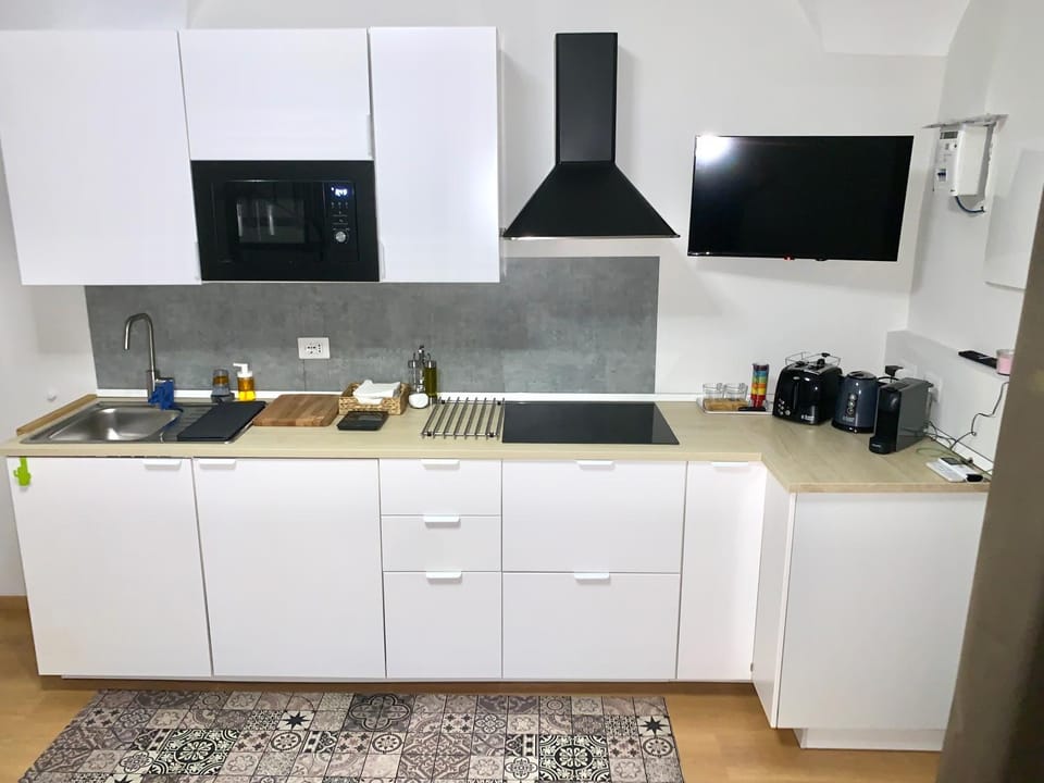 Kitchen or kitchenette, minibar, stove, toaster