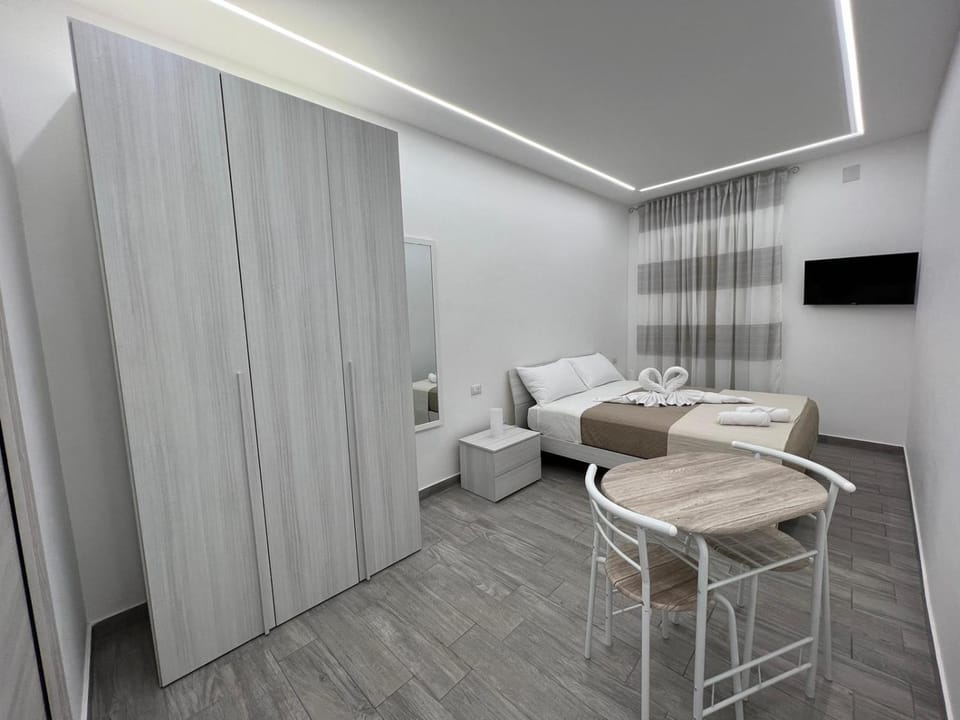 Bed, TV and multimedia, Photo of the whole room, Bedroom, towels
