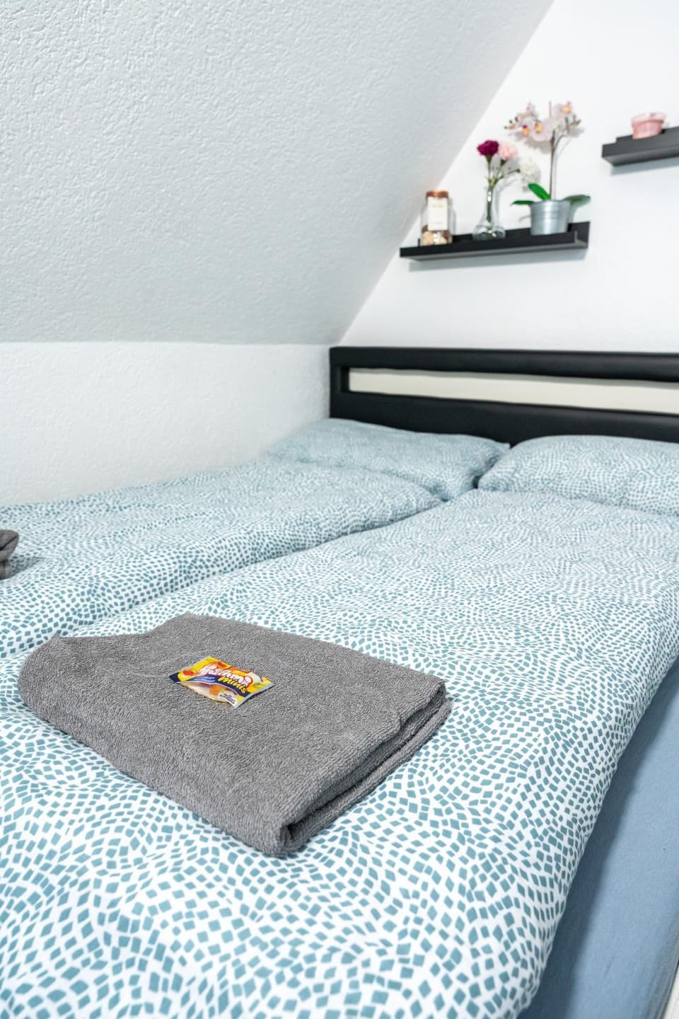 Bed, Photo of the whole room, Bedroom, towels
