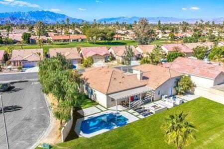 Luxurious Getaway Near Coachella Stagecoach Pool Putting Green Parking Firepit Sleeps 11 House in Indio