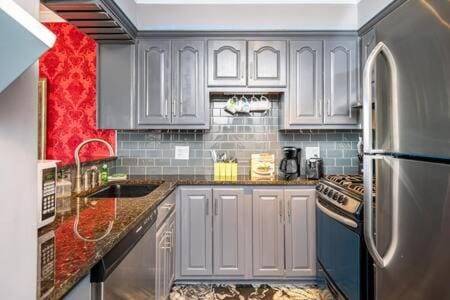 Downtown ATL Condo Walk Score 78 w Free Parking LM1104 Apartment in Atlanta