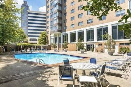 Downtown ATL Condo Walk Score 78 w Free Parking LM1104 Apartment in Atlanta