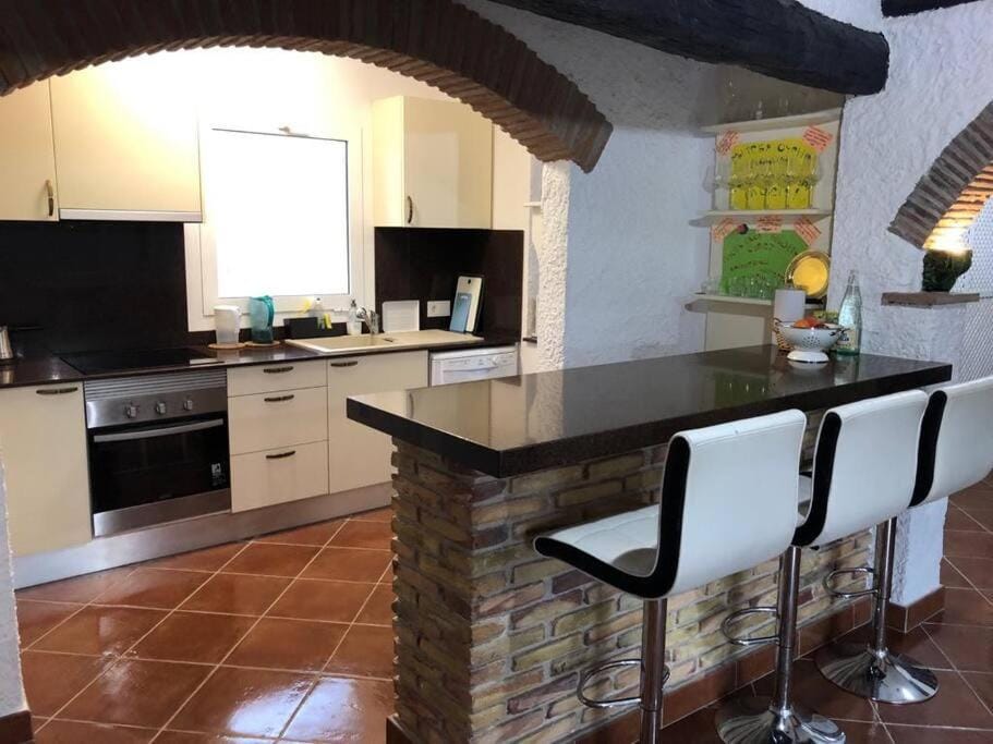 Kitchen or kitchenette, Dining area, dishwasher, oven, pet friendly