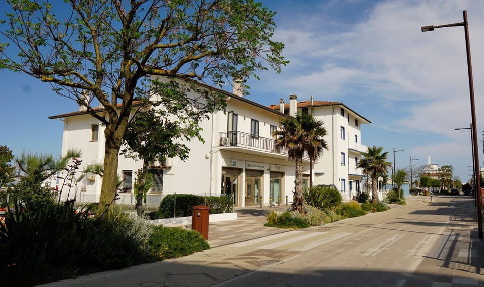 Day, Street view