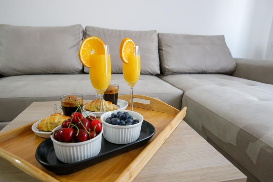Bed, Living room, Food and drinks, Photo of the whole room, Seating area, Bedroom, Food, Drinks