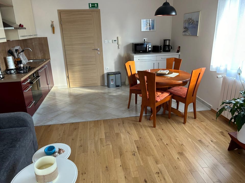 Kitchen or kitchenette, Dining area
