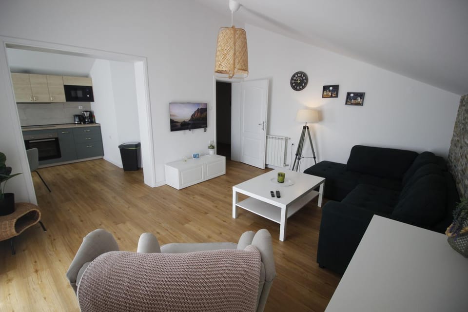 TV and multimedia, Kitchen or kitchenette, Living room