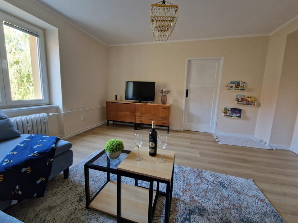 TV and multimedia, Living room, Seating area, Evening entertainment
