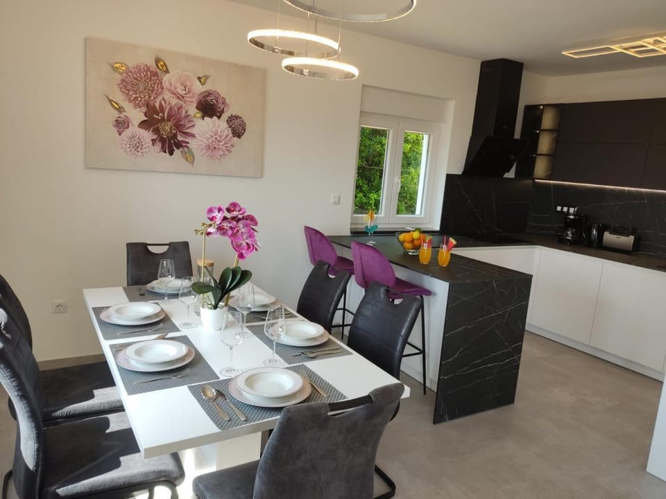 Kitchen or kitchenette, Dining area