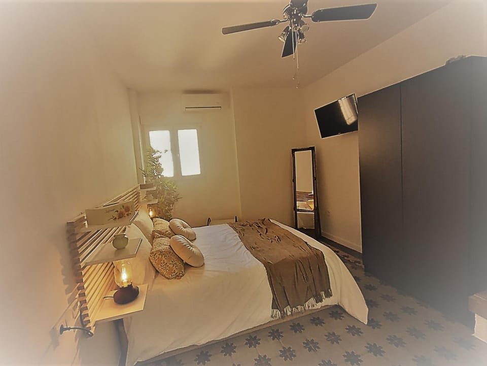 Bed, TV and multimedia, Photo of the whole room, Bedroom, fireplace