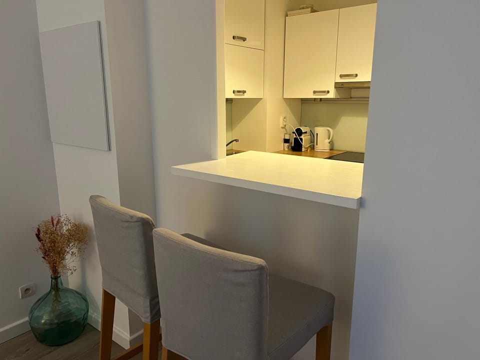 Kitchen or kitchenette, minibar