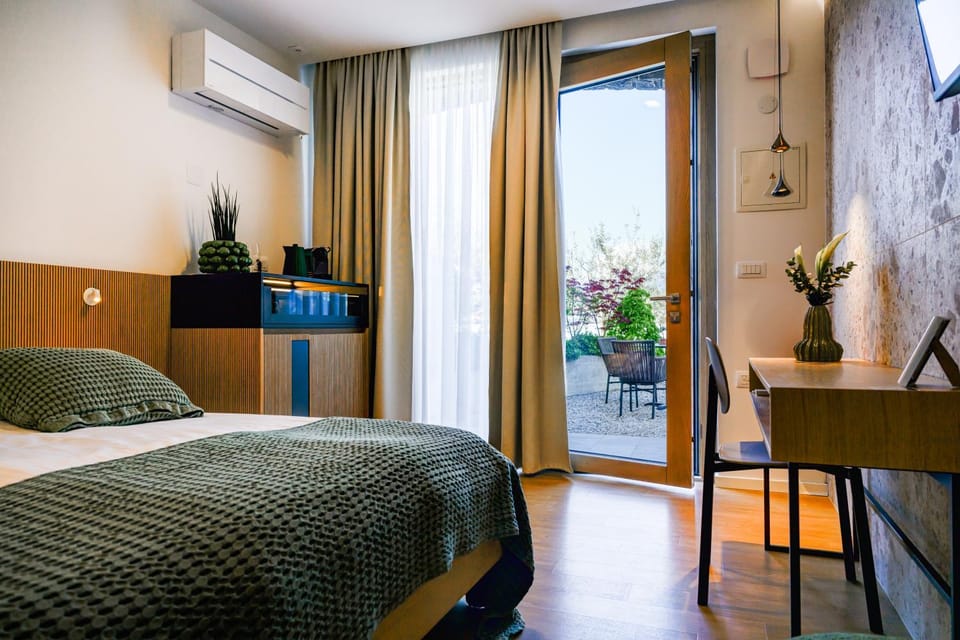 Bed, Seating area, Bedroom, air conditioner