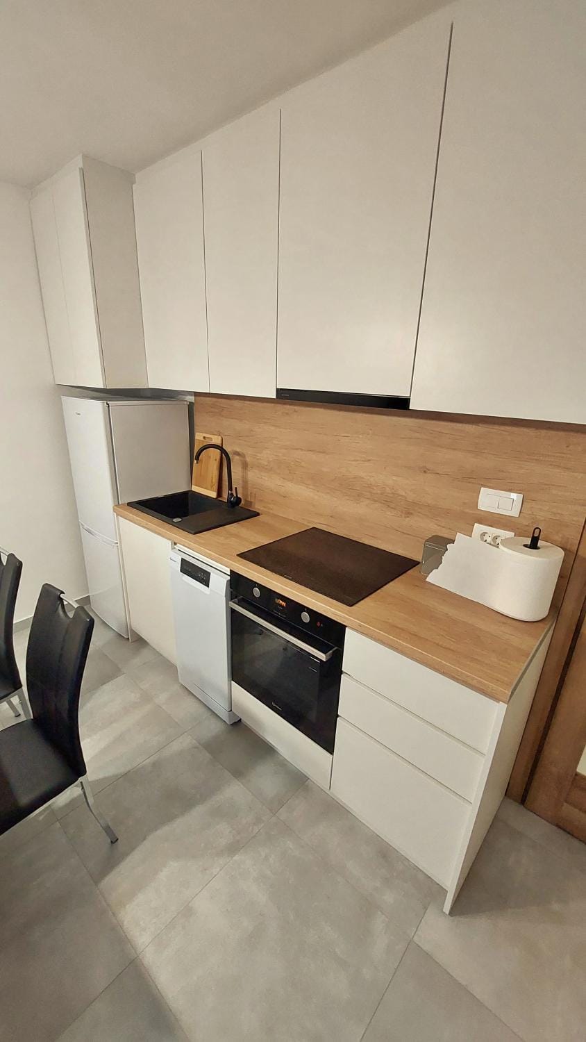 Kitchen or kitchenette, minibar, stove