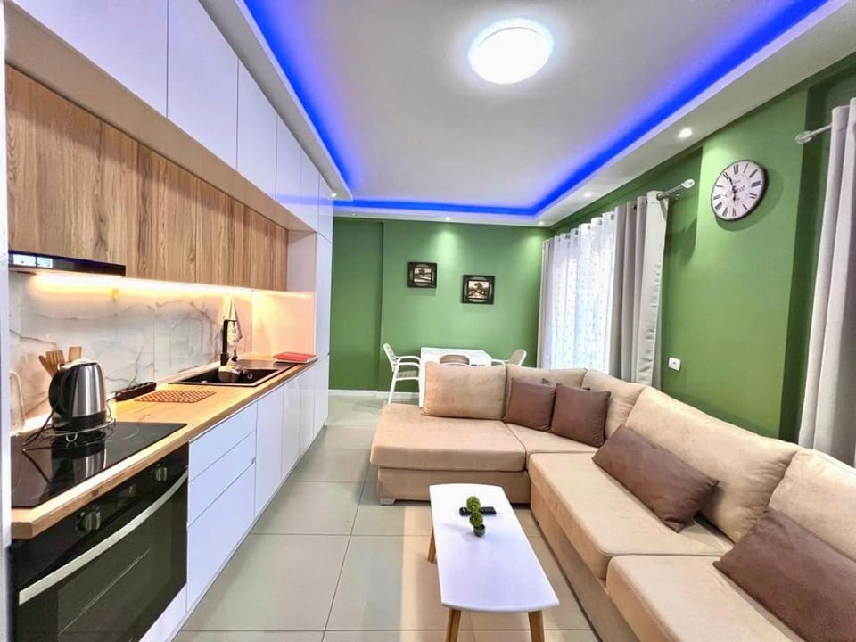 TV and multimedia, Kitchen or kitchenette, Living room, Seating area, Dining area, stove