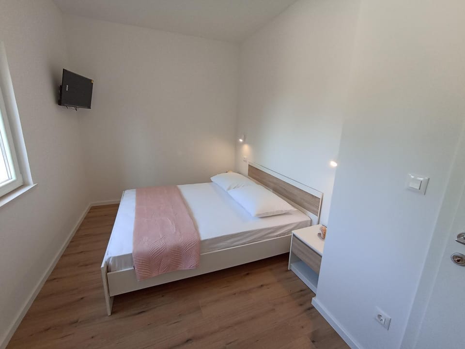 Bed, TV and multimedia, Bedroom